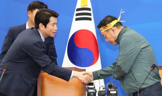 이인영 민주당 원내대표가 3일 국회 원내대표회의실에서 포항지진 범시민대책위와 만나 인사하고 있다. 연합뉴스